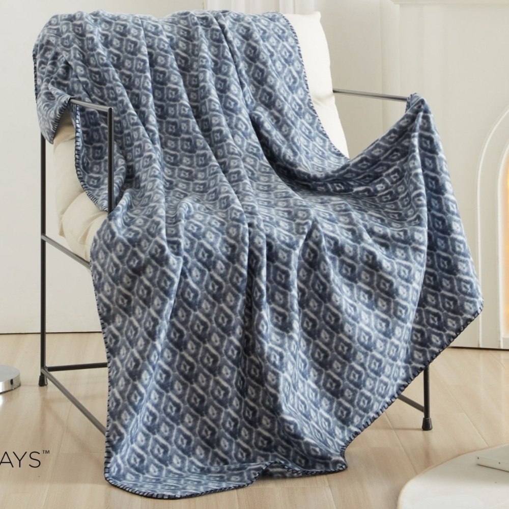 NWT Big Fleece Throw in blue and white diamond pattern 50 in X 60 in